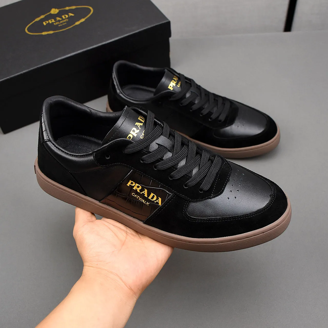 PP420❣️❣️❣️Prada set off the audience! Prada, an international brand that is constantly innovating, this men's casual shoe, the original version, made of cowhide leather at a ratio of one to one at the store, with leather feet and rubber non-slip outsole, breathable and comfortable, quality speaks for itself👄38-44
